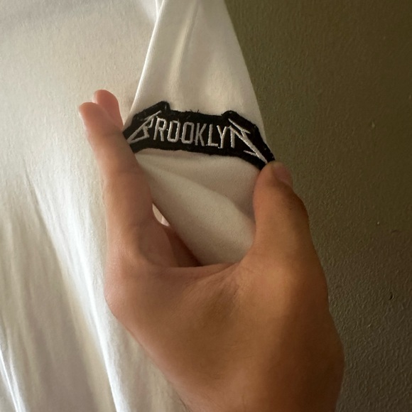 White tee with patches and zippers - Picture 6 of 6